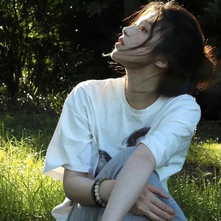 昂首挺胸
